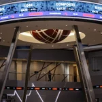 Seorang pria berjalan di atas layar digital pergerakan Indeks Harga Saham Gabungan (IHSG) di Bursa Efek Indonesia (BEI), Jakarta, Rabu (28/1/2026).