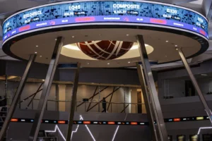 Seorang pria berjalan di atas layar digital pergerakan Indeks Harga Saham Gabungan (IHSG) di Bursa Efek Indonesia (BEI), Jakarta, Rabu (28/1/2026).