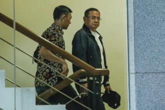 Bupati Pati Sudewo (kanan) dikawal petugas setibanya di Gedung Merah Putih KPK, Jakarta, Selasa (20/1/2026).