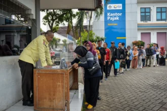 Warga antre mengisi daftar untuk melakukan aktivasi akun Coretax di Kantor Pelayanan Pajak Pratama Serpong, Kota Tangerang Selatan, Banten.