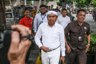 Gubernur Jawa Barat Dedi Mulyadi (tengah) berjalan menuju ruangan setibanya di Gedung Merah Putih KPK, Jakarta, Kamis (11/12/2025).