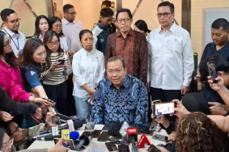 Direktur Utama PT Bursa Efek Indonesia (BEI) Iman Rachman (tengah) mengumumkan pengunduran diri kepada wartawan di Media Center Bursa Efek Indonesia, Jakarta, Jumat (30/01/2026).
