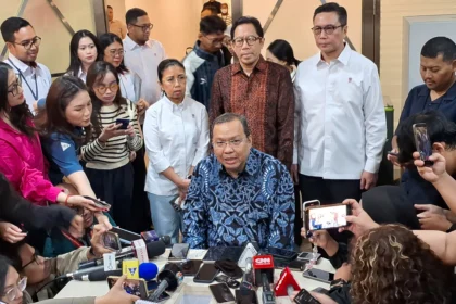 Direktur Utama PT Bursa Efek Indonesia (BEI) Iman Rachman (tengah) mengumumkan pengunduran diri kepada wartawan di Media Center Bursa Efek Indonesia, Jakarta, Jumat (30/01/2026).