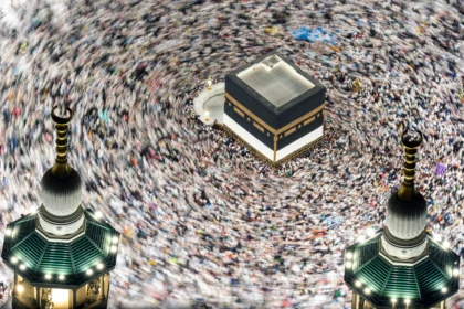 Jamaah haji dari berbagai negara melakukan Tawaf di Masjidil Haram, Makkah, Arab Saudi