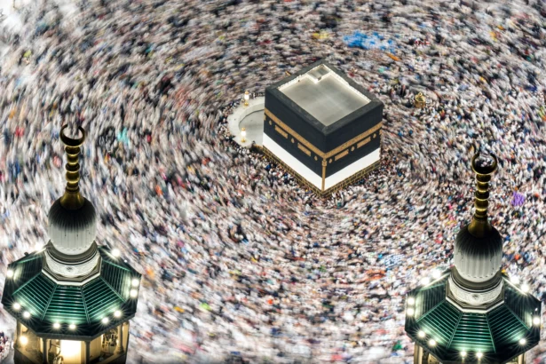 Jamaah haji dari berbagai negara melakukan Tawaf di Masjidil Haram, Makkah, Arab Saudi