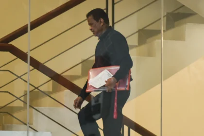 Pemilik perusahaan perjalanan biro haji dan umrah PT. Maktour Fuad Hasan Masyhur berjalan menuju ruang pemeriksaan di Gedung Merah Putih KPK, Jakarta, Senin (26/1/2026). KPK memeriksa Fuad Hasan Masyhur sebagai saksi terkait kasus dugaan korupsi terkait penentuan kuota dan penyelenggaraan ibadah haji di Kementerian Agama tahun 2023-2024. ANTARA FOTO/Fakhri Hermansyah/nz