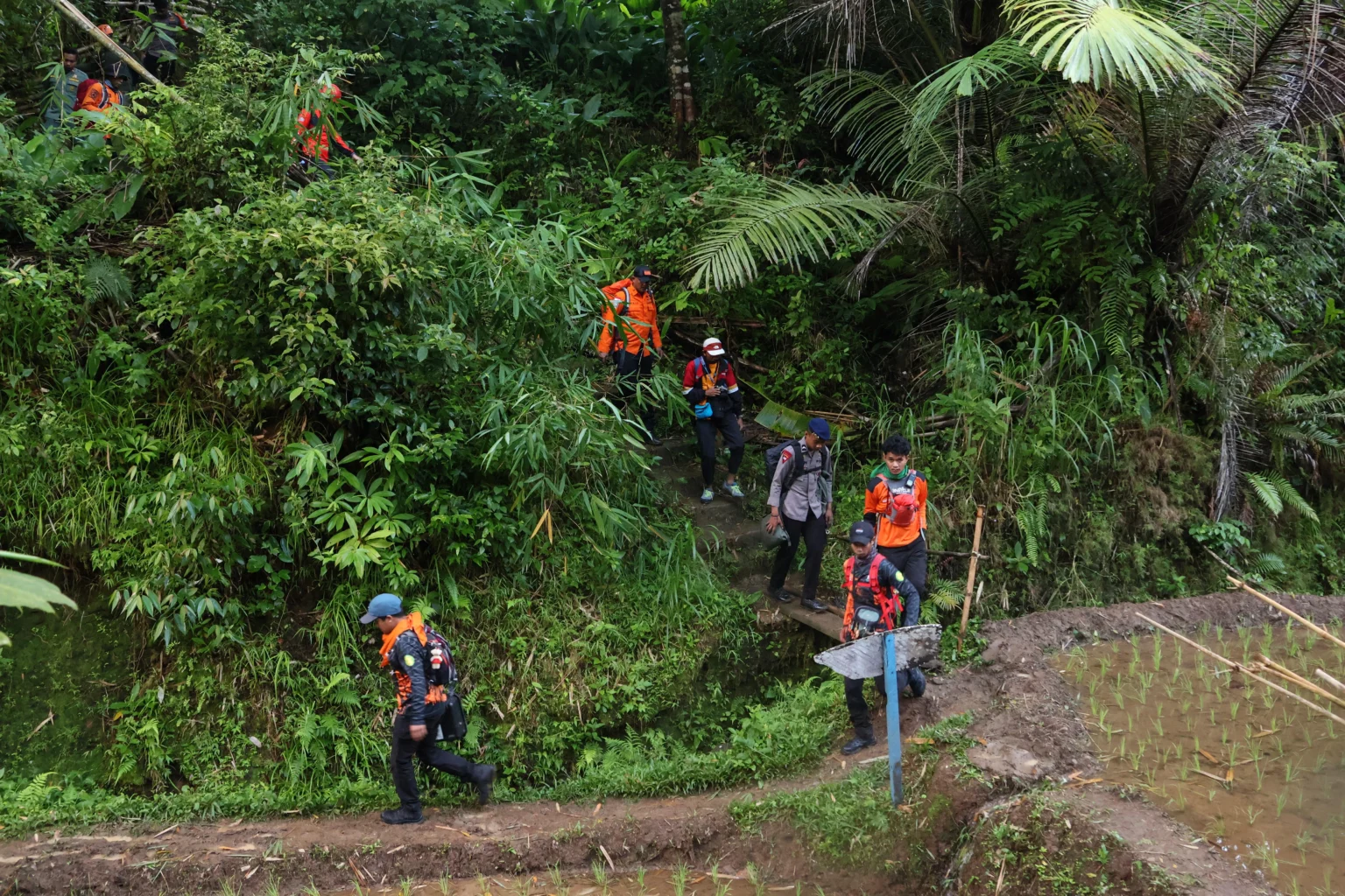 Tim SAR gabungan melakukan pencarian pesawat ATR 42-500