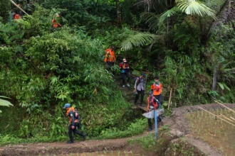 Tim SAR gabungan melakukan pencarian pesawat ATR 42-500