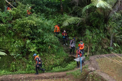 Tim SAR gabungan melakukan pencarian pesawat ATR 42-500
