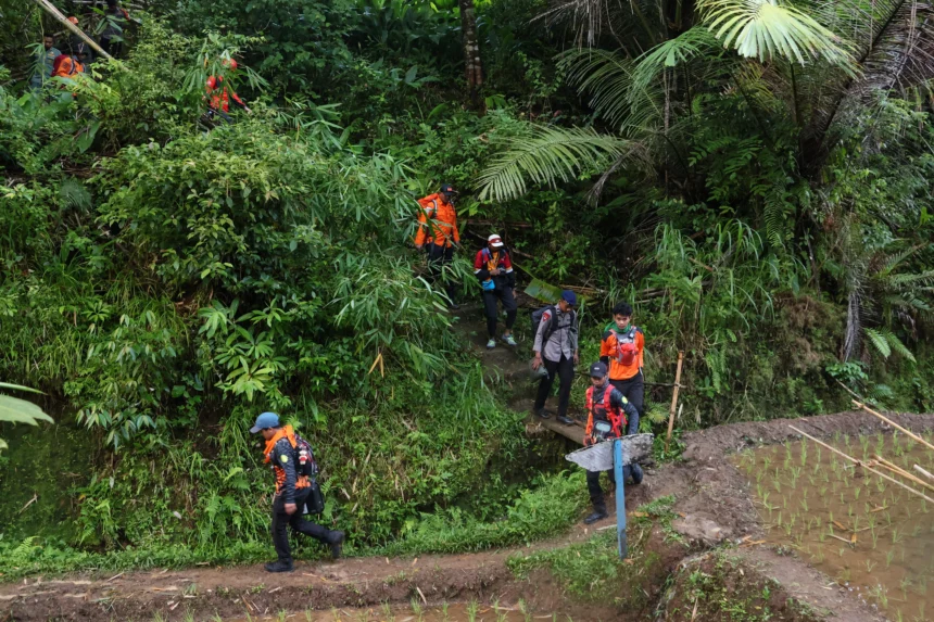 Tim SAR gabungan melakukan pencarian pesawat ATR 42-500