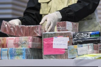 Petugas KPK menunjukkan barang bukti berupa uang tunai terkait Operasi Tangkap Tangan (OTT) Bupati Pati dan Wali Kota Madiun kepada media di Gedung KPK Merah Putih, Jakarta