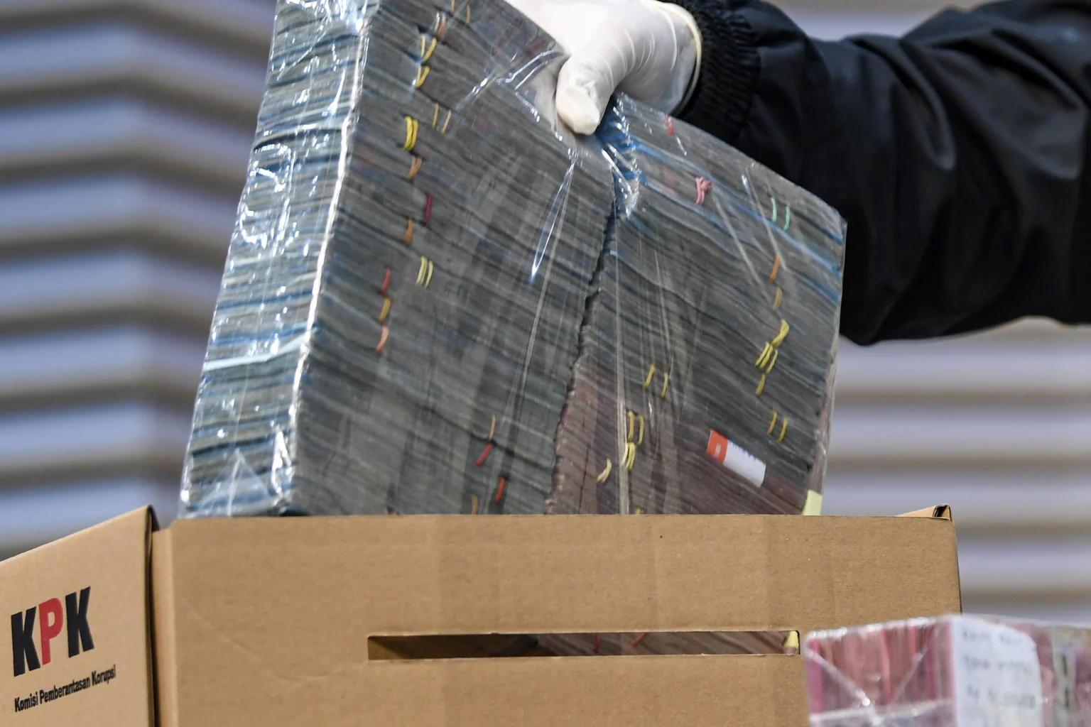 Petugas KPK menunjukkan barang bukti berupa uang tunai terkait Operasi Tangkap Tangan (OTT) Bupati Pati dan Wali Kota Madiun kepada media di Gedung KPK Merah Putih, Jakarta