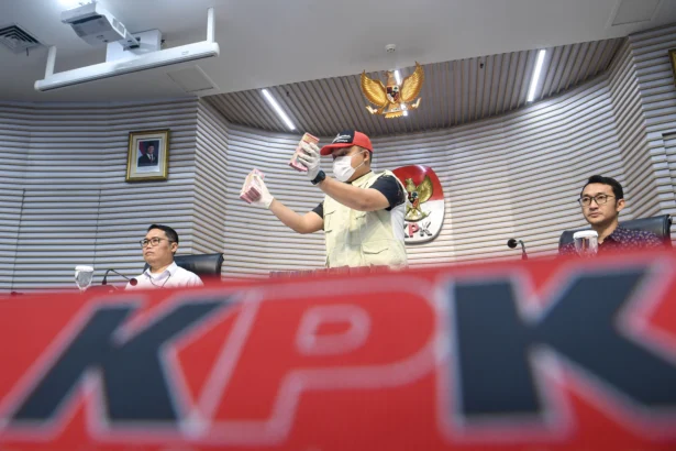 Plt Deputi Penindakan dan Eksekusi Komisi Pemberantasan Korupsi (KPK) Asep Guntur Rahayu (kiri) didampingi Juru Bicara KPK Budi Prasetyo (kanan) menyampaikan keterangan dan menunjukkan barang bukti berupa uang tunai terkait Operasi Tangkap Tangan (OTT) Bupati Pati dan Wali Kota Madiun kepada media di Gedung KPK Merah Putih, Jakarta, Selasa (20/1/2026).
