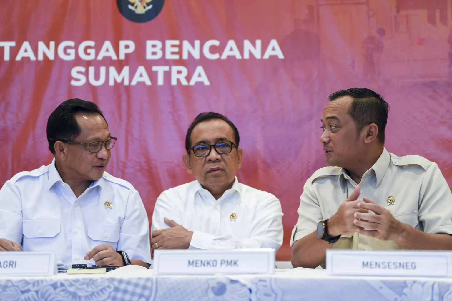 Menko PMK Pratikno (tengah), Mendagri Tito Karnavian (kiri), Mensesneg Prasetyo Hadi menyampaikan keterangan terkait penanganan bencana Sumatera di Posko Terpadu Lanud Halim Perdanakusuma, Jakarta
