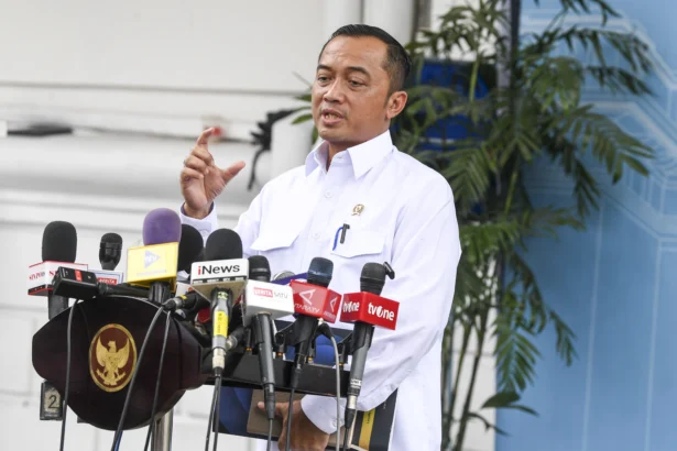 Menteri Sekretaris Negara Prasetyo Hadi menyampaikan keterangan pers usai mengikuti kegiatan Taklimat Presiden Republik Indonesia dengan Rektor serta Pimpinan Perguruan Tinggi Negeri dan Swasta Tahun 2026 di Istana Merdeka