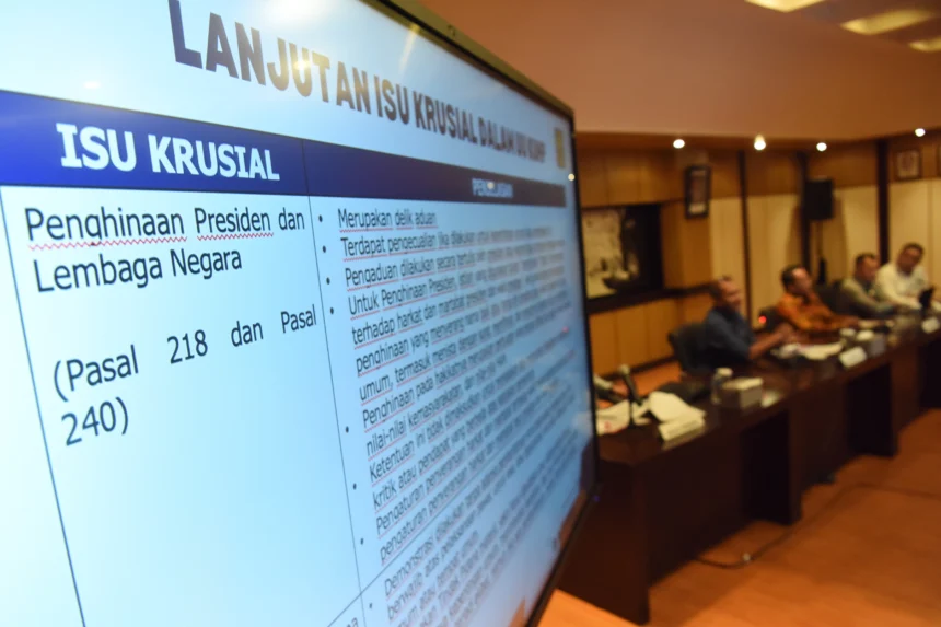 Konferensi pers membahas isu-isu krusial dalam pemberlakuan UU KUHP, UU KUHAP, dan UU Penyesuaian Pidana yang baru, di antaranya pasal penghinaan presiden dan lembaga negara, pasal terkait demonstrasi dan perzinahan.