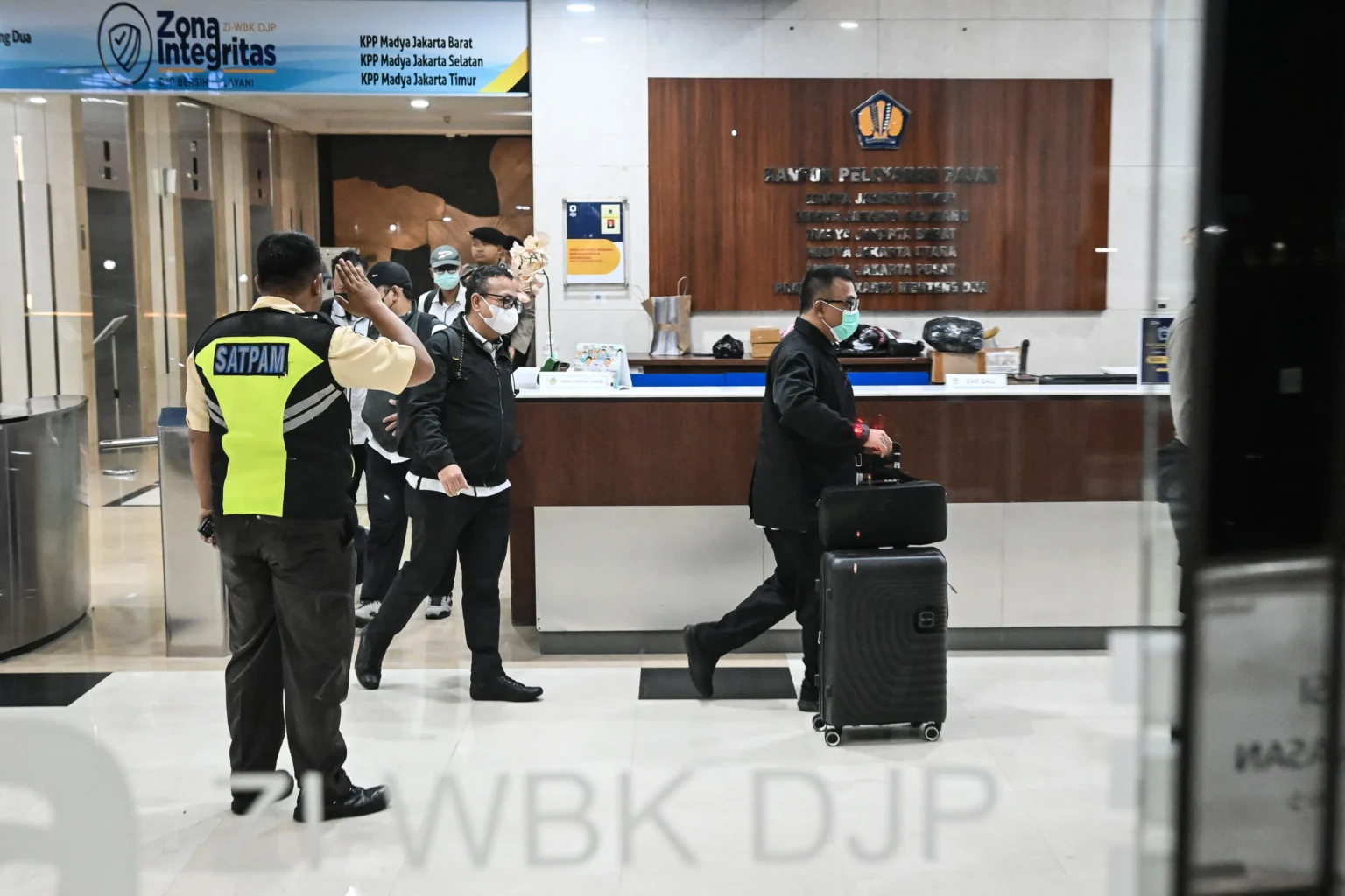 Petugas KPK membawa barang bukti usai melakukan penggeledahan di Kantor Pelayanan Pajak Madya Jakarta Utara, Jakarta, Senin (12/1/2026). (Sumber: Antara Foto/Sulthony Hasanuddin/nym)