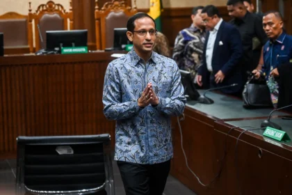 Majelis Hakim menolak nota keberatan alias eksepsi Nadiem Makarim terkait kasus dugaan korupsi program digitalisasi pendidikan berupa pengadaan laptop Chromebook.