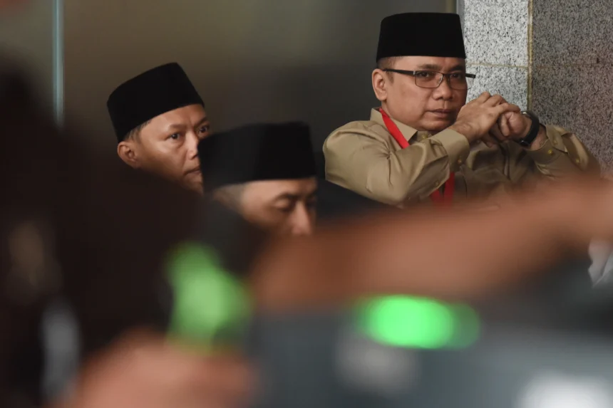 Mantan Menteri Agama Yaqut Cholil Qoumas (kanan) menunggu untuk menjalani pemeriksaan di Gedung Merah Putih KPK, Jakarta, Selasa (16/12/2025).