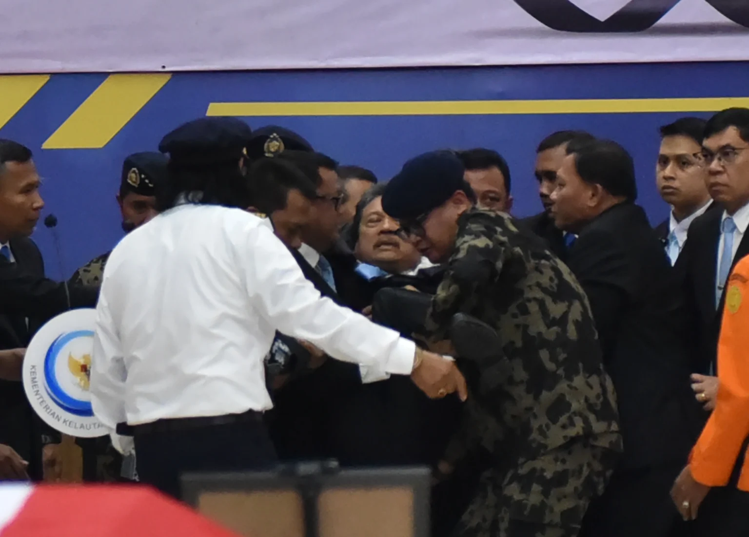 Sejumlah peserta upacara membopong Menteri Kelautan dan Perikanan Sakti Wahyu Trenggono yang pingsan saat memimpin upacara penghormatan dan pelepasan tiga jenazah pegawai Kementerian Kelautan dan Perikanan (KKP) korban kecelakaan pesawat ATR 42-500 di Politeknik AUP Jakarta
