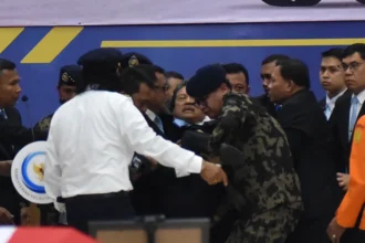 Sejumlah peserta upacara membopong Menteri Kelautan dan Perikanan Sakti Wahyu Trenggono yang pingsan saat memimpin upacara penghormatan dan pelepasan tiga jenazah pegawai Kementerian Kelautan dan Perikanan (KKP) korban kecelakaan pesawat ATR 42-500 di Politeknik AUP Jakarta