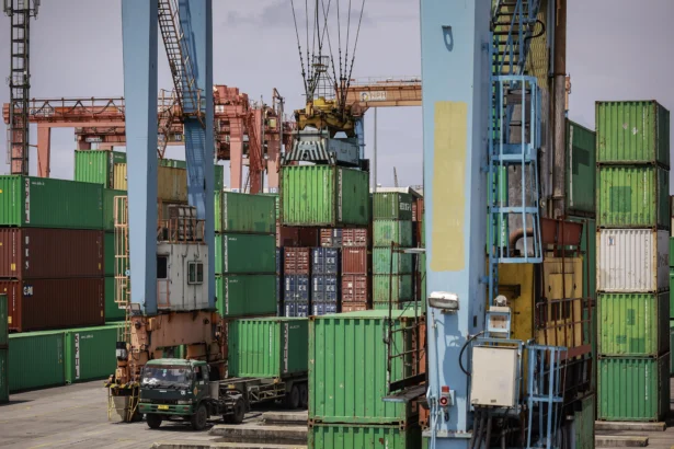 Suasana bongkar muat peti kemas di Pelabuhan Tanjung Priok, Jakarta, Senin (5/1/2026).