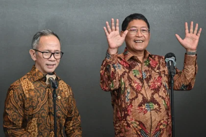 Ketua Dewan Komisioner OJK Mahendra Siregar (kiri) dan Kepala Eksekutif Pengawas Pasar Modal, Keuangan Derivatif dan Bursa Karbon OJK Inarno Djajadi (kanan) menyampaikan keterangan pers di Bursa Efek Indonesia, Jakarta, Jumat (30/01/2026).