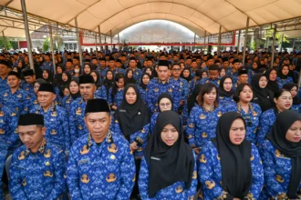Pegawai Pemerintah dengan Perjanjian Kerja (PPPK) paruh waktu mengikuti pelantikan dan penyerahan SK di Lapangan Pogombo, Kantor Gubernur Sulteng di Palu, Sulawesi Tengah