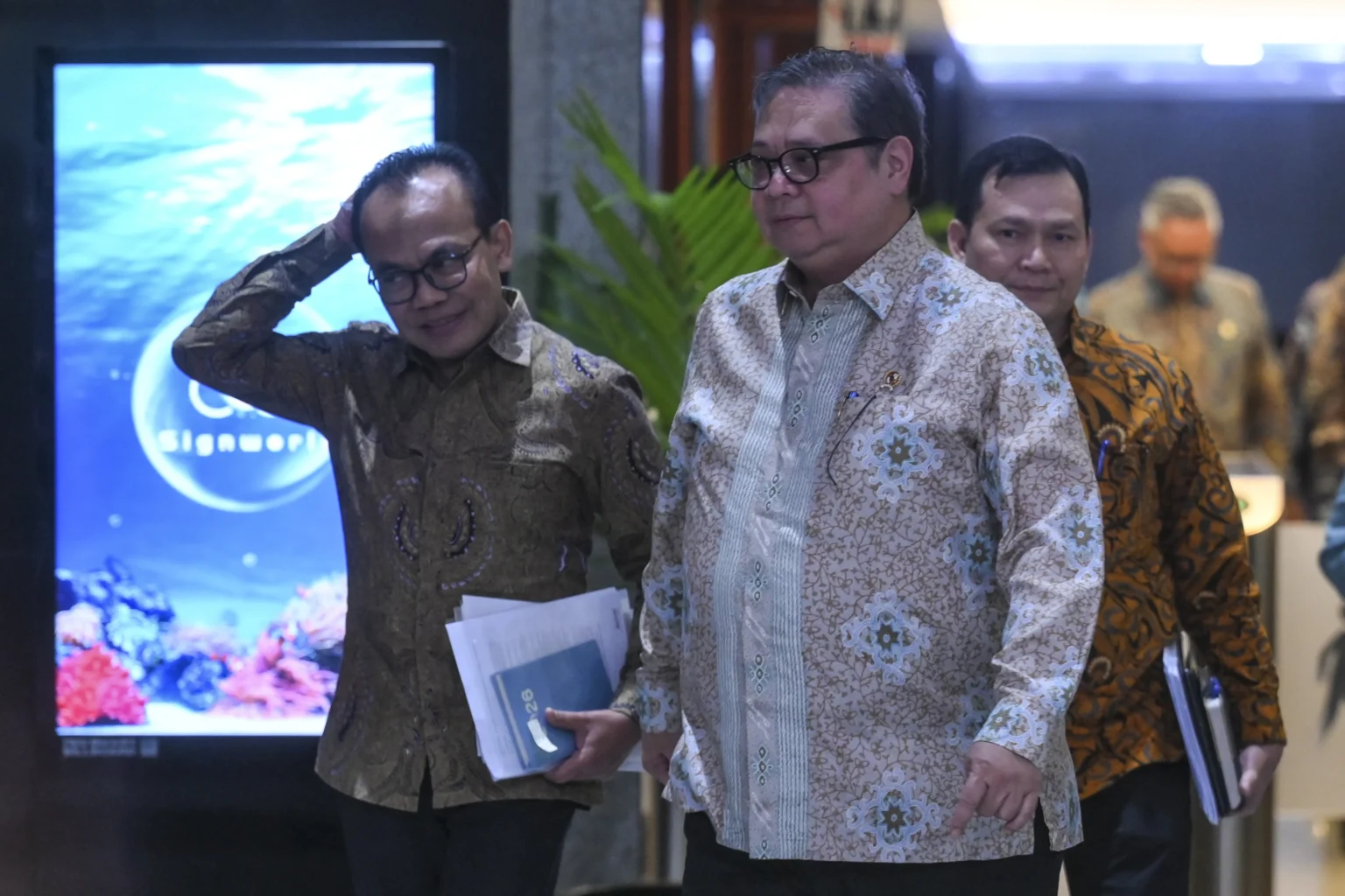 Menko Perekonomian Airlangga Hartarto (tengah) berjalan usai membahas kajian pencegahan korupsi di Gedung Merah Putih KPK