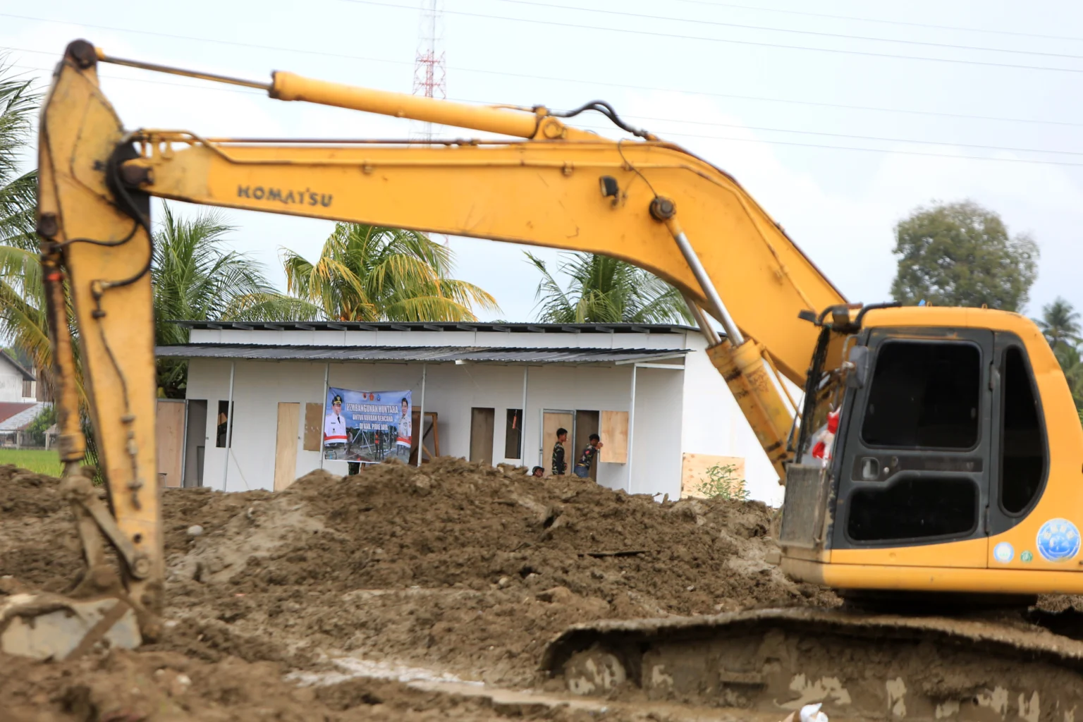 Prajurit TNI menyelesaikan pembangunan hunian sementara (huntara) untuk korban bencana di desa Manyang Lancok, Mereudu, Kabupaten Pidie Jaya, Aceh