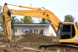 Prajurit TNI menyelesaikan pembangunan hunian sementara (huntara) untuk korban bencana di desa Manyang Lancok, Mereudu, Kabupaten Pidie Jaya, Aceh
