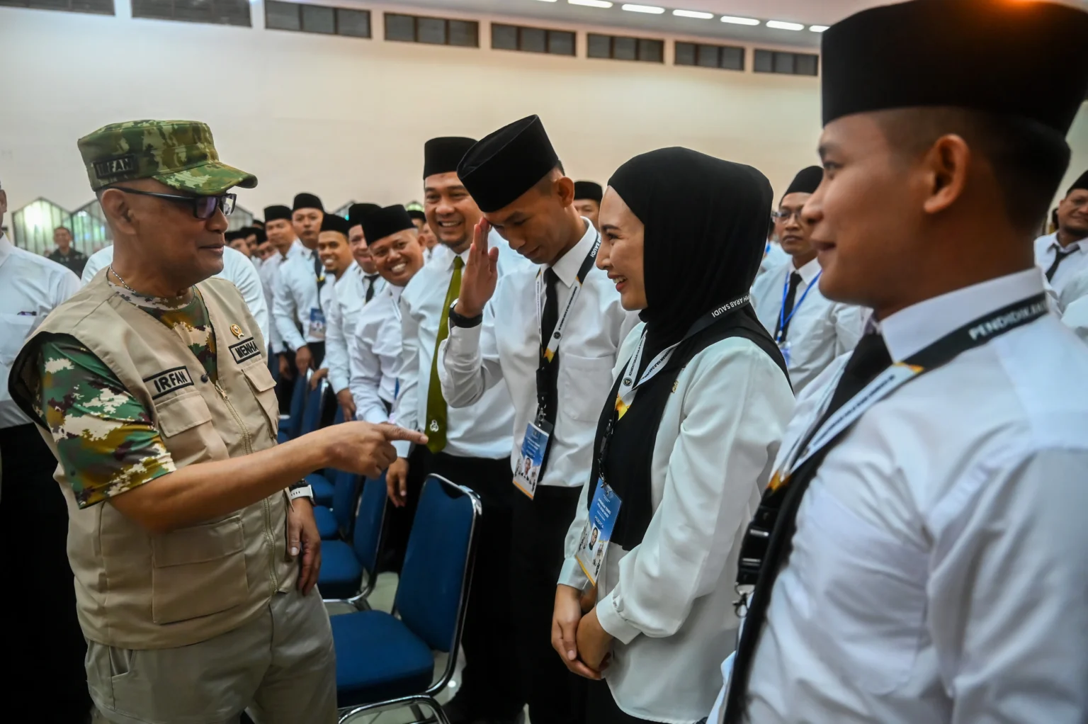 Menteri Haji dan Umrah Mochamad Irfan Yusuf (kiri) berbincang dengan petugas Haji saat pembukaan pendidikan dan latihan Petugas Penyelenggara Ibadah Haji (PPIH) Arab Saudi 2026 di Asrama Haji