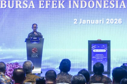 Ketua Dewan Komisioner Otoritas Jasa Keuangan (OJK) Mahendra Siregar memberikan sambutan saat akan membuka perdagangan saham 2026 di Bursa Efek Indonesia, Jakarta, Jumat (2/1/2026).