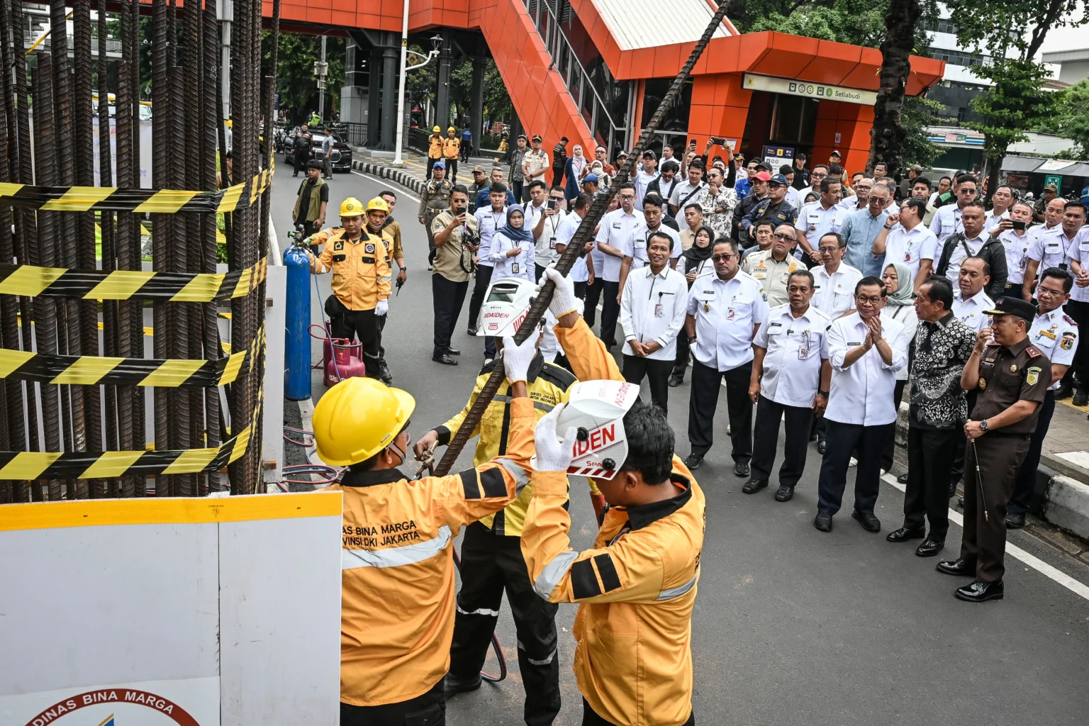 Pemprov DKI Jakarta mulai membongkar sebanyak 109 tiang monorel mangkrak, sekaligus akan melakukan penataan pedestrian dan taman di Jalan H. R. Rasuna Said dengan alokasi anggaran Rp102 miliar. ANTARA FOTO/Sulthony Hasanuddin/rwa.