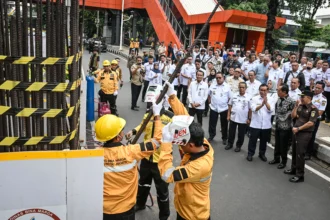 Pemprov DKI Jakarta mulai membongkar sebanyak 109 tiang monorel mangkrak, sekaligus akan melakukan penataan pedestrian dan taman di Jalan H. R. Rasuna Said dengan alokasi anggaran Rp102 miliar. ANTARA FOTO/Sulthony Hasanuddin/rwa.
