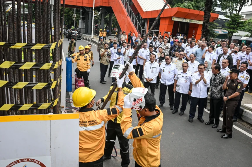 Pemprov DKI Jakarta mulai membongkar sebanyak 109 tiang monorel mangkrak, sekaligus akan melakukan penataan pedestrian dan taman di Jalan H. R. Rasuna Said dengan alokasi anggaran Rp102 miliar. ANTARA FOTO/Sulthony Hasanuddin/rwa.