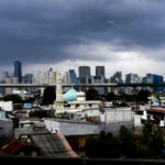 Awan tebal yang menyelimuti pemukiman dan gedung bertingkat di Jakarta