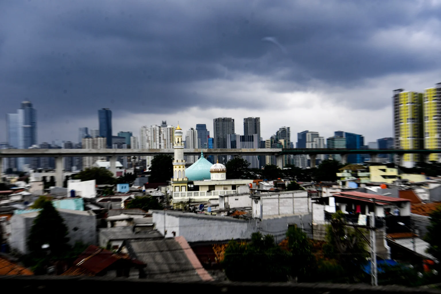 Awan tebal yang menyelimuti pemukiman dan gedung bertingkat di Jakarta