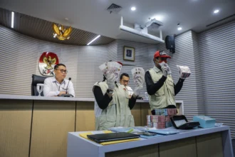 Petugas menunjukkan barang bukti saat konferensi pers di Gedung Merah Putih KPK, Jakarta