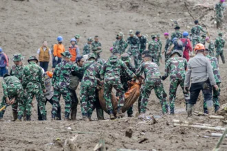 Tim SAR gabungan mengevakuasi jenazah korban bencana tanah longsor yang ditemukan di Desa Pasirlangu, Cisarua, Kabupaten Bandung Barat, Jawa Barat, Minggu (25/1/2026).