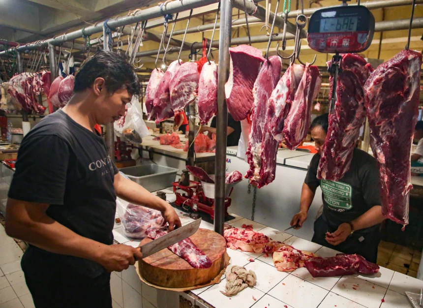 Pedagang memotong daging sapi dagangannya di Pasar Kebayoran Lama, Jakarta
