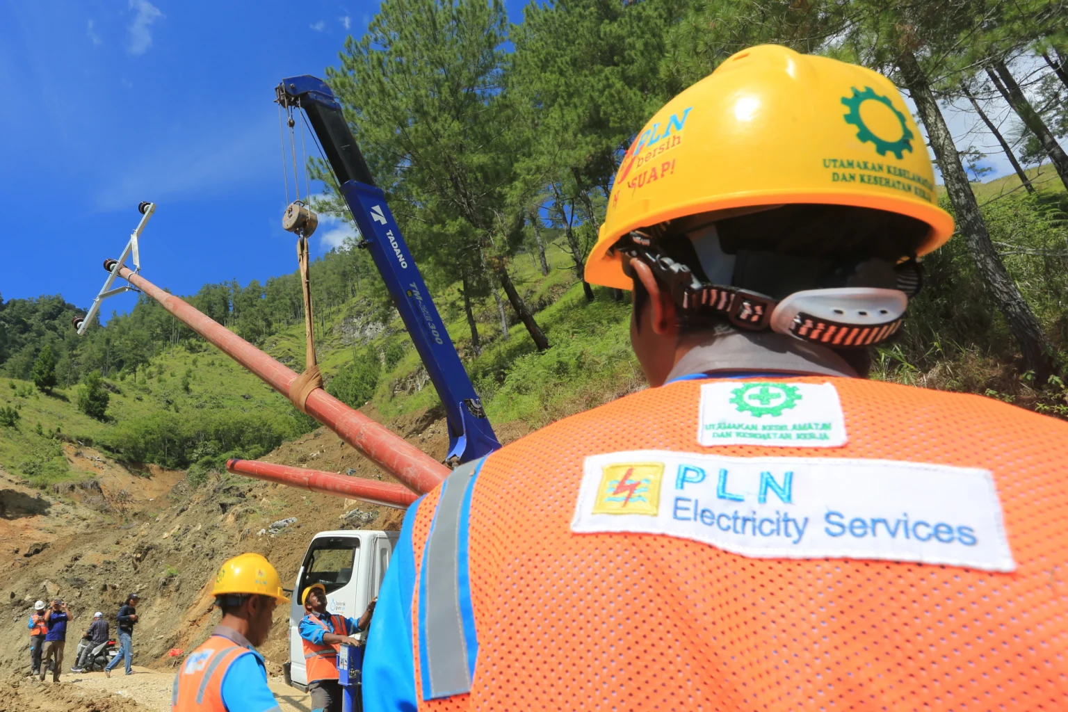 Petugas PLN dari UID Lampung menyelesaikan penanaman tiang listrik di Desa Gegarang, Kecamatan Bintang, Aceh Tengah, Aceh