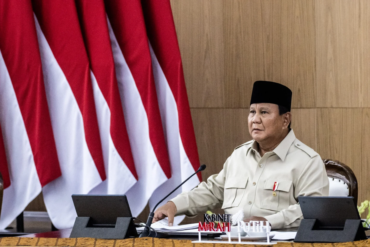 Presiden Prabowo Subianto membuka Taklimat Awal Tahun saat retret Kabinet Merah Putih di Hambalang, Kabupaten Bogor, Jawa Barat