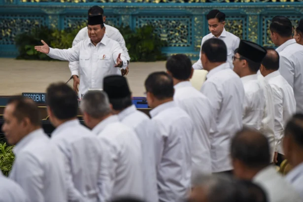 Presiden Prabowo Subianto (kiri) didampingi Wakil Presiden Gibran Rakabuming Raka (kedua kiri) bersiap memimpin Sidang Kabinet Paripurna di Istana Negara, Jakarta, Senin (15/12/2025).