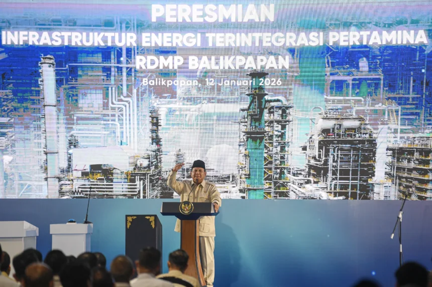 Presiden Prabowo Subianto menyampaikan sambutan saat meresmikan proyek Refinery Development Master Plan (RDMP) di Refinery Unit (RU) V Balikpapan, Kalimantan Timur, Senin (12/1/2026).