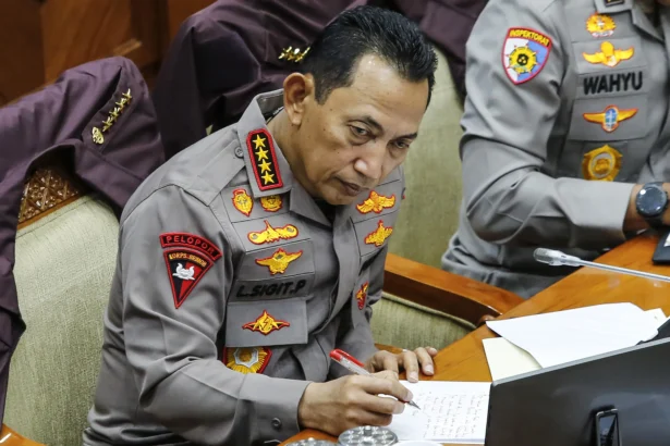 Kapolri Jenderal Pol. Listyo Sigit Prabowo mengikuti rapat kerja dengan Komisi III DPR di Kompleks Parlemen, Senayan, Jakarta