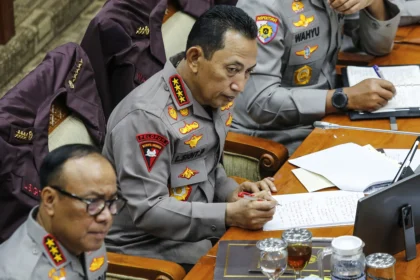 Kapolri Jenderal Pol. Listyo Sigit Prabowo (kanan) mengikuti rapat kerja dengan Komisi III DPR di Kompleks Parlemen, Senayan, Jakarta