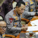 Kapolri Jenderal Pol. Listyo Sigit Prabowo (kanan) mengikuti rapat kerja dengan Komisi III DPR di Kompleks Parlemen, Senayan