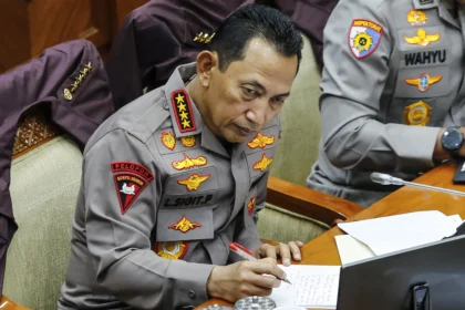 Kapolri Jenderal Pol. Listyo Sigit Prabowo mengikuti rapat kerja dengan Komisi III DPR di Kompleks Parlemen, Senayan, Jakarta, Senin (26/1/2026). Raker tersebut membahas evaluasi kinerja Tahun Anggaran 2025 dan rencana kerja Tahun Anggaran 2026. ANTARA FOTO/Asprilla Dwi Adha/nz