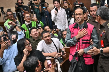 Tersangka kasus dugaan korupsi dalam digitalisasi pendidikan pengadaan laptop Chromebook di Kemendikbudristek tahun 2019-2022 Nadiem Makarim (ketiga kanan) memasuki ruangan untuk mengikuti sidang pembacaan dakwaan di Pengadilan Tipikor, Jakarta